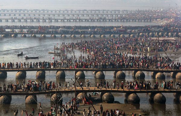 Lễ hội t&ocirc;n gi&aacute;o lớn nhất h&agrave;nh tinh Kumbh Mela, Ấn Độ 